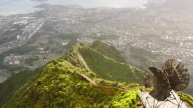2. Dünya Savaşı 'ndan kalma terk edilmiş eski radyo donanma uydusu, endüstriyel askeri inşaatı kapatın. Oahu, Hawaii adasında Cennete Giden Destansı Merdiven Yürüyüşü. Yeşil dağ sırtı 4K 'da dramatik Haiku Merdivenleri