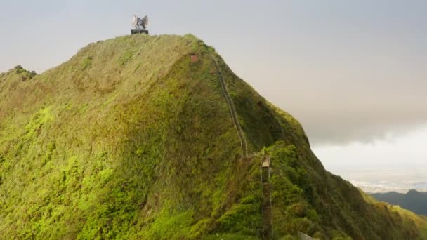 放棄された古いラジオ海軍衛星を閉鎖した俳句階段の上空 ハワイ島オアフ島のハイキングへのステアウェイのエピックビュー 急な垂直尾根4Kが付いている劇的な緑の山のピーク — ストック動画