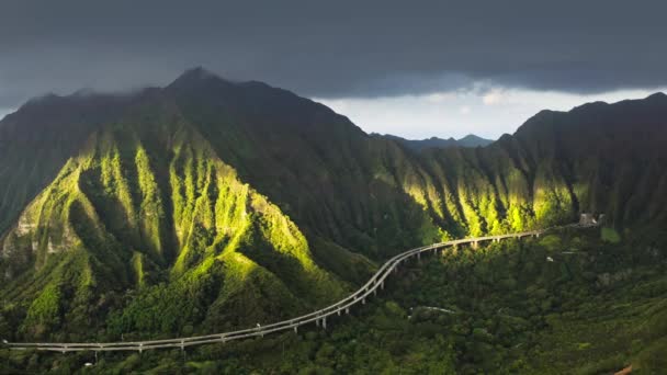 Główna Droga Wyspy Oahu Zapierającym Dech Piersiach Krajobrazem Słonecznym Wschodzie — Wideo stockowe