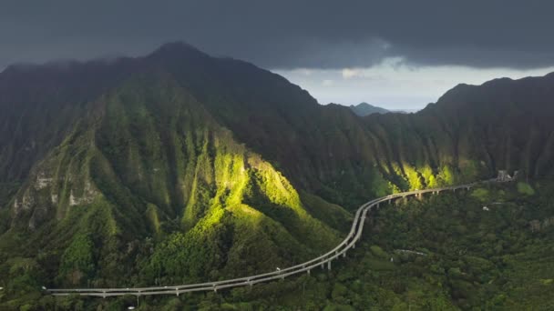 州間高速道路H3は アメリカで最も高価な高速道路です 息をのむような風景4K美しいハワイの自然とオアフ島のメインロード 急な緑の山のトンネルまで道路で運転する空中ビューカー — ストック動画