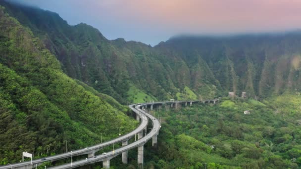 Interestatal Pasando Por Majestuosas Montañas Verdes Koolau Con Túneles Gemelos — Vídeos de Stock