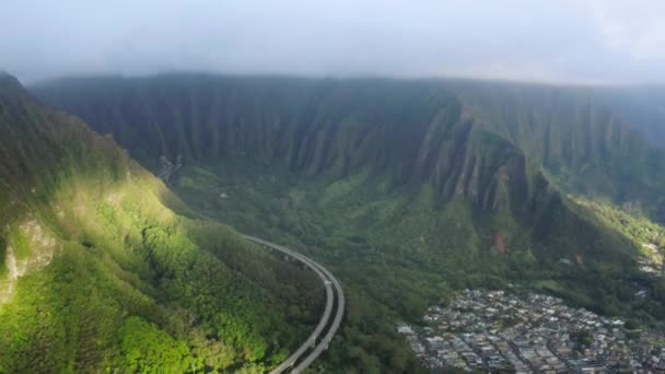 햇빛에 무인비행기 가파른 우림을 고속도로 H3를 풍경에서 놀라운 랜드마크 하와이 — 비디오