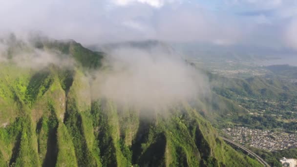 Vista Aérea Tirar Fôlego Verde Íngreme Montanhas Dramáticas Ilha Oahu — Vídeo de Stock