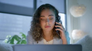 Modern apartman dairesinde akıllı telefondan konuşan genç girişimci iş kadınının portresi, kırmızı kamera. Güzel bayan müşteri çevrimiçi internet sitesinden alışveriş siparişini doğrulamak için cep telefonu görüşmesi yaptı