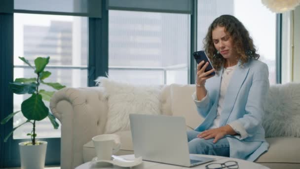 Boos Ontmoedigd Freelancer Ondernemer Manager Met Behulp Van Mobiele Telefoon — Stockvideo