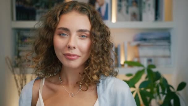 Lächelndes Kaukasisches Frauengesicht Frauen Genießen Ihre Schönheit Hohes Selbstwertgefühl Wellness — Stockvideo