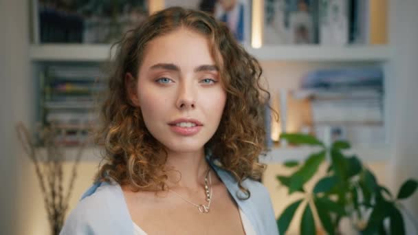 Porträtt Vacker Flicka Som Tittar Kameran Leende Kaukasiska Kvinna Ansikte — Stockvideo