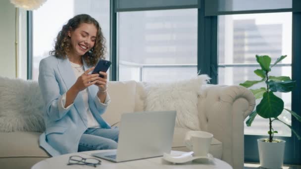 Feliz Chica Bonita Con Pelo Rizado Sosteniendo Teléfono Celular Elegante — Vídeos de Stock