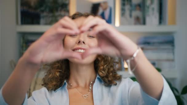 Närbild Porträtt Talet Vacker Kvinna Visar Hjärttecken Gör Symbol Med — Stockvideo