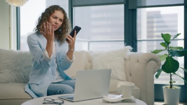 Fehler Oder Betrugsmeldung Digitale Technologie Anwendungen Für Kleinunternehmen Aufgebrachte Geschäftsfrau — Stockvideo