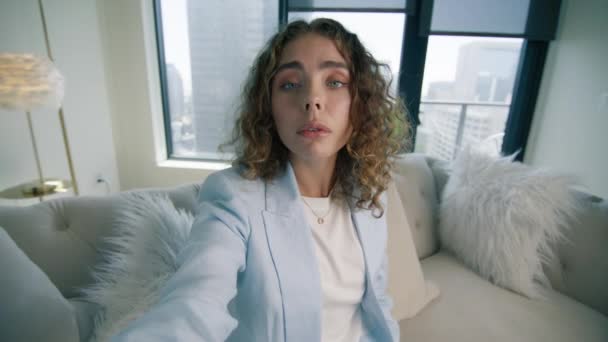 Chica Influencer Moda Feliz Hablando Con Cámara Grabación Vlog Teléfono — Vídeos de Stock