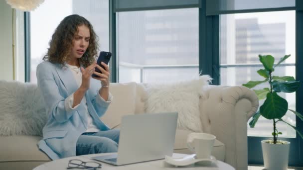 Verontrustende Zakenvrouw Met Smartphone Het Thuiskantoor Boos Ontmoedigd Freelancer Ondernemer — Stockvideo