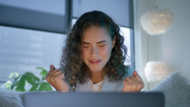 Προβολή Πορτρέτο Ενθουσιασμένη Νεαρή Γυναίκα Κοιτάζει Φορητό Υπολογιστή Γιορτάζει Απευθείας — Αρχείο Βίντεο