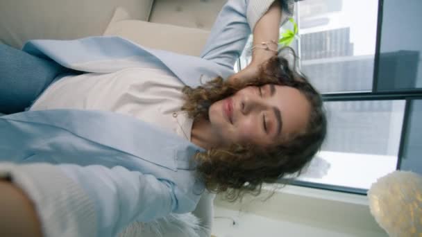 Vertical Selfie Pov Hermosa Chica Rizada Creando Contenido Medios Sociales — Vídeo de stock