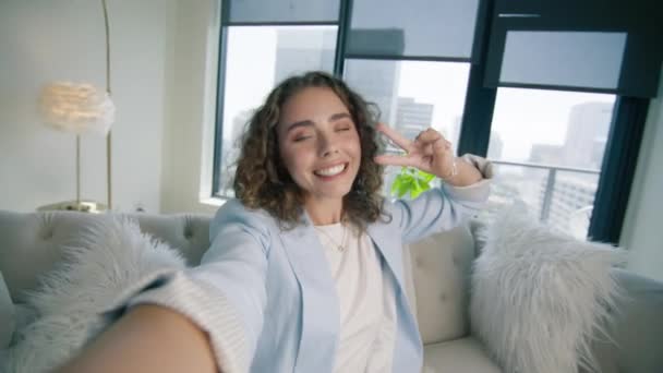 Χαρούμενη Χαμογελαστή Νεαρή Γυναίκα Μπλε Μάτια Τραβάει Selfie Βίντεο Δείχνει — Αρχείο Βίντεο
