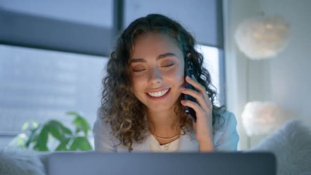 Щасливий Красивий Клієнт Робить Мобільний Дзвінок Підтверджує Замовлення Інтернет Сайту — стокове відео