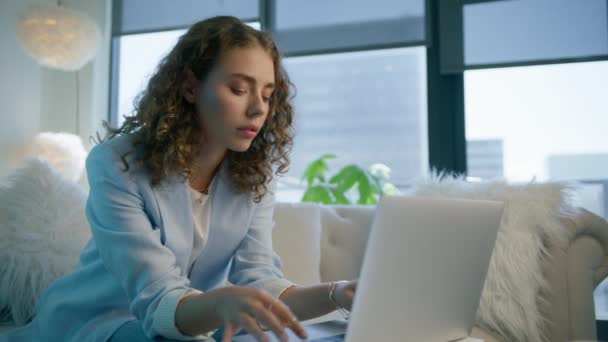 时尚的女性专业营销企业家远程在计算机上工作 年轻的数字数据管理经理坐在现代化的位置上 年轻的自由职业者女商人用手提电脑遥控红外摄像机 — 图库视频影像