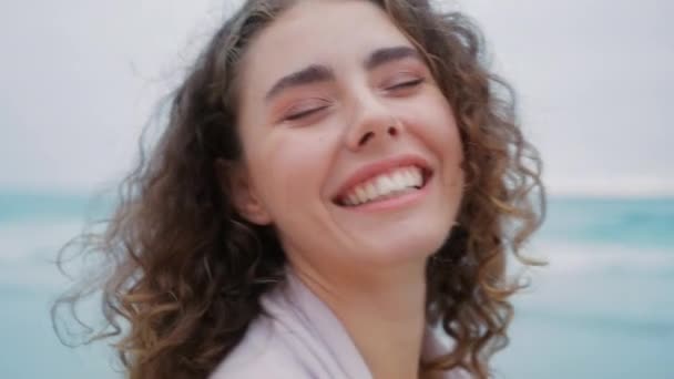 Primer Plano Retrato Hermosa Mujer Pelo Rizado Con Increíbles Ojos — Vídeos de Stock