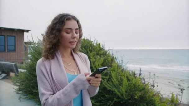 Πορτρέτο Του Ευτυχισμένη Κομψή Γυναίκα Πληκτρολογώντας Μήνυμα Κειμένου Στο Κινητό — Αρχείο Βίντεο