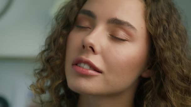 Güzel Melez Kızın Hava Öpücüğü Veren Portresi Çekici Baştan Çıkarıcı — Stok video