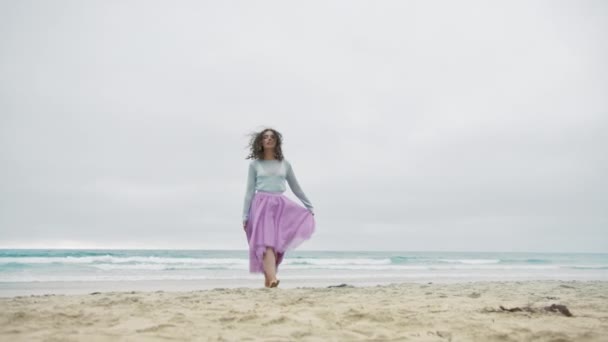 Счастливая Жизнерадостная Девушка Розовой Юбке Прыгает Океанскому Пляжу Летний Пасмурный — стоковое видео