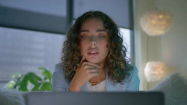 Bilgisayarda araştırma projesi üzerinde çalışan girişimci. Güzel zarif bayan problem çözmeyi düşünüyor, webinar izleyin ya da e-posta 4K 'yi okuyun. Odaklanmış stil sahibi kadın masada oturup dizüstü bilgisayarına bakıyor.