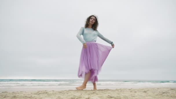 Giovane Ragazza Tenera Performer Ballare Sulla Spiaggia Cupa Giorno Estate — Video Stock