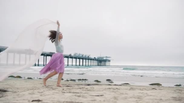 Χαρούμενη Χαμογελαστή Νεαρή Γυναίκα Τρέχει Παρεό Στην Παραλία Ελκυστική Ενεργητική — Αρχείο Βίντεο