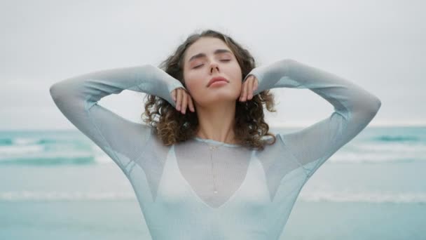 Gorgeous Girl Poses Ocean Emotionally Looking Camera Portrait Beautiful Curly — Stock Video