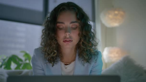 Odaklanmış Stil Sahibi Kadın Masada Oturup Dizüstü Bilgisayarına Bakıyor Bilgisayarda — Stok video