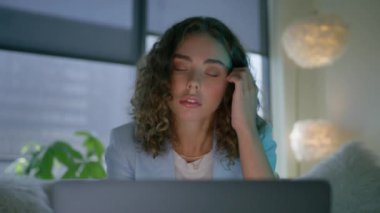 Mavi gözlü genç kıvırcık kız dizüstü bilgisayar kullanarak online öğreniyor. Kadınların not aldığı, Webinar ya da sanal eğitimi uzaktan eğitim alarak izlediği portreleri kapatın.