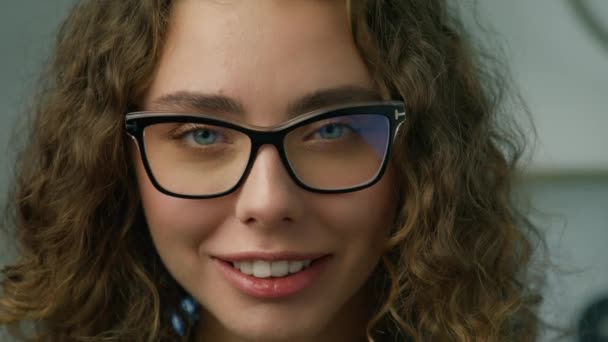 用优雅时髦的眼镜把漂亮的高加索商人的画像合拢起来 年轻聪明的女人 蓝眼睛看着相机 职场人士 时尚与美的概念 红色相机 — 图库视频影像