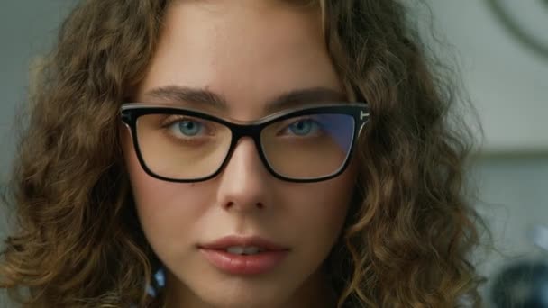 Portrait Junge Frau Mit Lockigem Haar Stylischer Brille Offene Blaue — Stockvideo