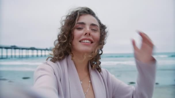 Autentyczne Ujęcie Szczęśliwej Beztroski Uśmiecha Modna Dziewczyna Selfie Wideo Dla — Wideo stockowe