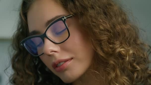 Vackra Leende Säker Ung Ukranian Kvinna Med Blå Ögon Tittar — Stockvideo