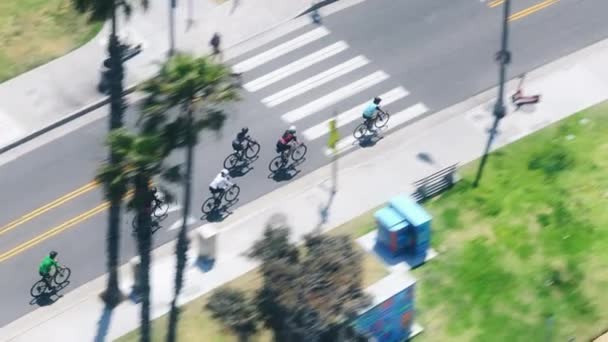 Drohnenaufnahmen Männlicher Radfahrer Auf Fahrrädern Auf Der Straße Von Santa — Stockvideo