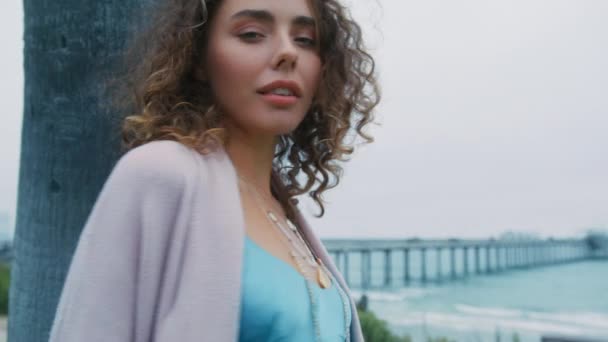 Modna Dziewczyna Szuka Kamery Pięknym Parku Oceanu Zachmurzone Niebo Portret — Wideo stockowe
