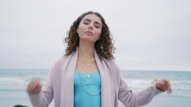 Beauty Portret Van Mode Model Met Verbazingwekkende Lichtblauwe Ogen Oceaan — Stockvideo