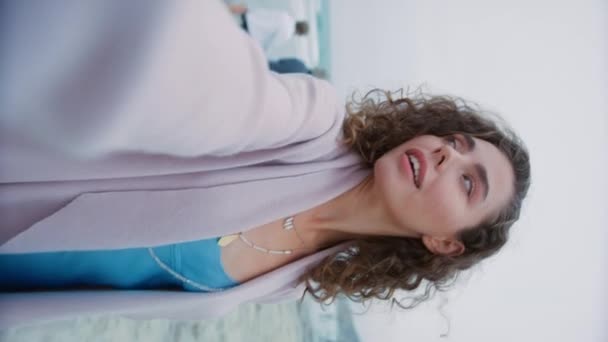 Selfie Vertical Pov Primer Plano Cara Joven Sonriente Mujer Con — Vídeos de Stock