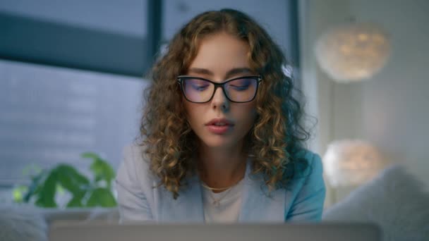 Curly Menina Estudante Universitário Usando Computador Portátil Estudante Muito Senhora — Vídeo de Stock