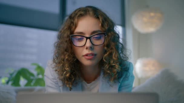 Retrato Mulher Negócios Profissional Elegante Usando Óculos Usando Laptop Dentro — Vídeo de Stock