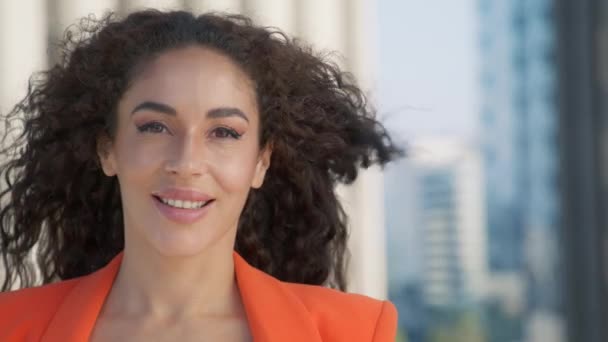 Hermosa Sonriente Joven Latina Confiada Mujer Étnica Primer Plano Cara — Vídeo de stock