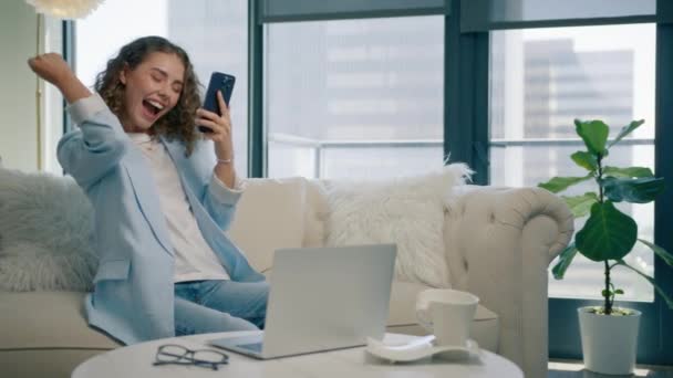 Conceito Compras Online Jovem Super Animada Usando Telefone Inteligente Surfando — Vídeo de Stock