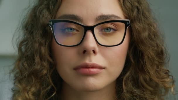 Glimlachend Meisje Trendy Brillen Die Alleen Poseren Happy Millennial Meisje — Stockvideo