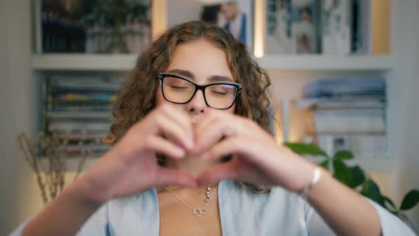 Πορτρέτο Της Ελκυστικής Φοιτήτρια Σγουρά Καστανά Μαλλιά Κάνοντας Σχήμα Καρδιάς — Αρχείο Βίντεο