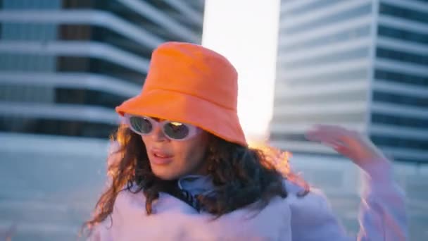 Grappig Stijlvol Multiraciaal Hipster Meisje Fashion Vrouw Trendy Zonnebril Oranje — Stockvideo