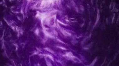 Mor mürekkep zaman aşımında akıyor. Suyun içinde dönen renkli damlaların makro görüntüsü. Sıvı boya suyun altında çözülüyor. Yaratıcı tasarımlar için soyut arkaplan. Mürekkep patlaması animasyonu, 4k görüntü