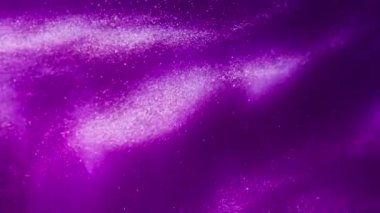Işıltılı mor bir arka plan. Arka planda akan renkli sıvı makro görüntüsü. Suyun altında sihirli animasyon boyası. Suda akrilik mürekkep var. Yaratıcı kavram, 4k zaman aşımında 4k görüntü