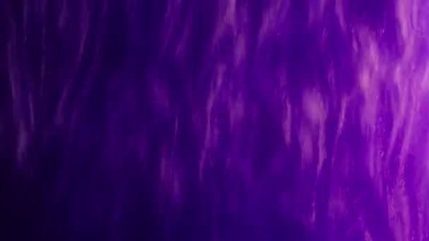 水中を移動する光沢のある紫色のペンキ 抽象アートの背景 時間の経過とともに流れるカラフルなインク 光沢のある表面 クローズアップ テクスチャされた壁紙 クリエイティブコンセプト コピースペース付き4K映像 — ストック動画
