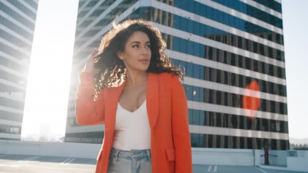 Multirassische Millennial Frau Orangefarbenem Blazer Posiert Zeitlupe Vor Der Kamera — Stockvideo